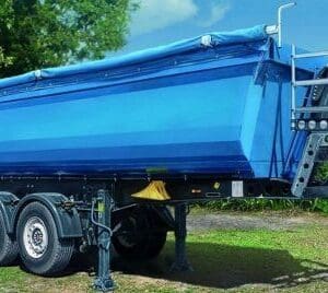 Triple-axle trailer with cover